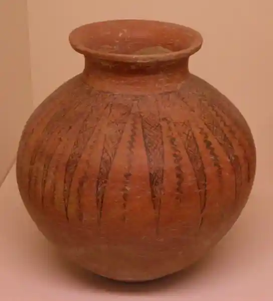 A vase with rays-like design around its lower neck
